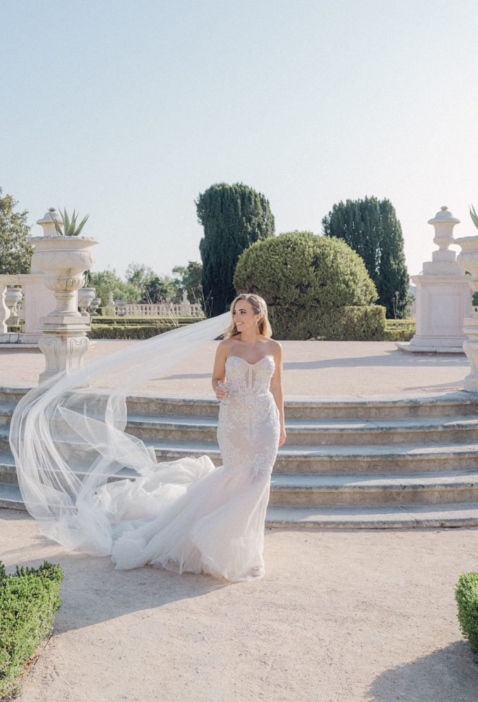 Candid image of bride walking. Wedding photography at a historic Portugal venue — Flavia Grandi, destination wedding photographer based in Lisbon