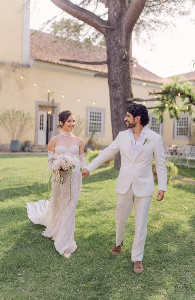 Couple walking in the garden on their wedding at Quinta do Torneiro in Portugal. By Flavia Grandi Photography